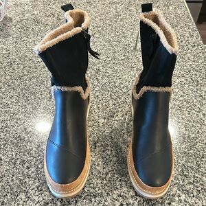 BRAND NEW Toms Women’s (9.5) Black Makenna Water Resistant Leather/Suede Boots